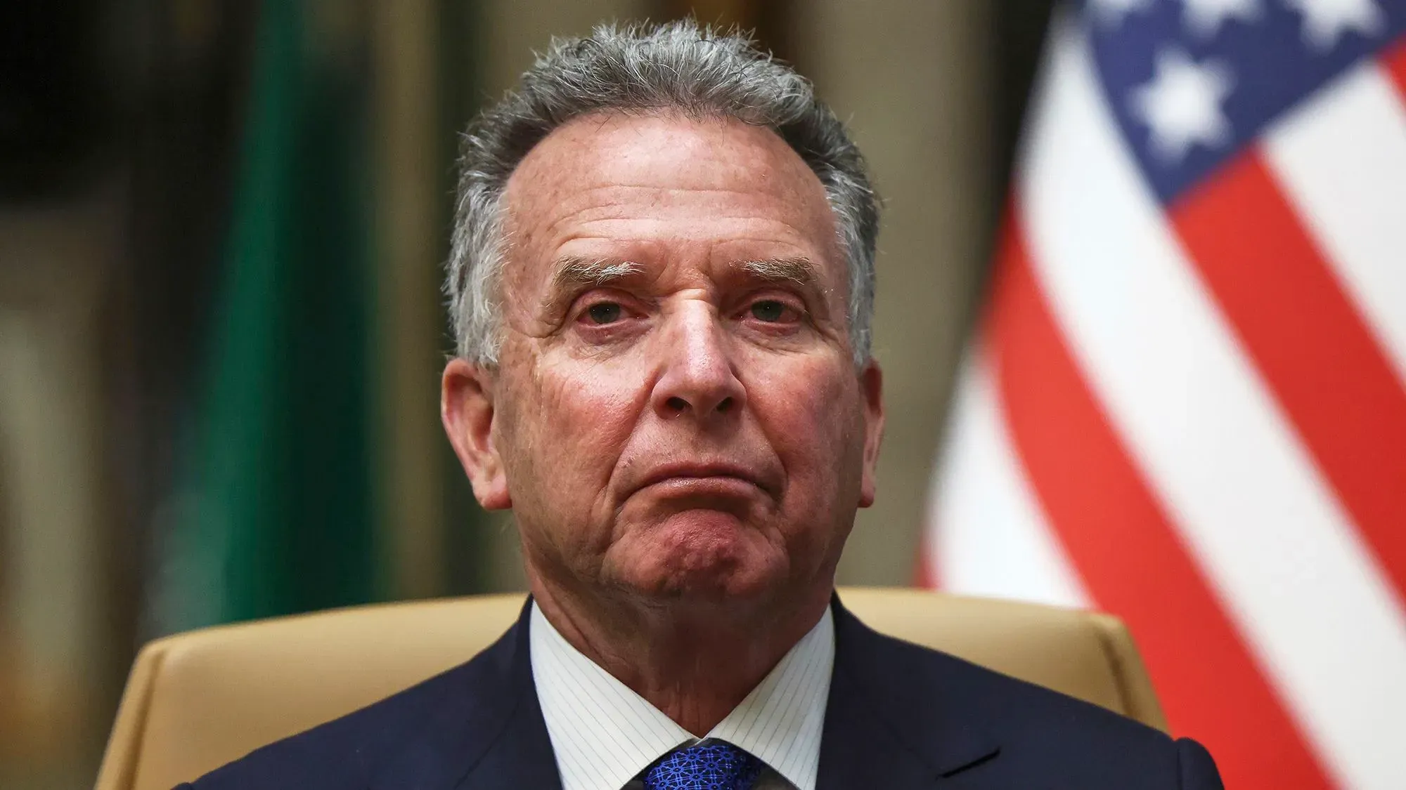 ستيف ويتكوف، المبعوث الأمريكي الخاص، خلال حديثه عن الصراع الروسي الأوكراني، مع العلميات العسكرية الأمريكية في الخلفية.