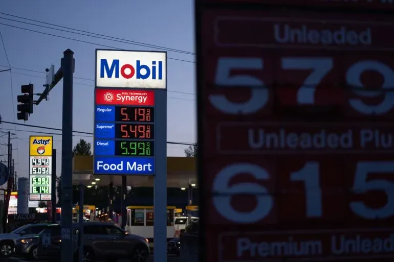 أسعار البنزين في محطة وقود Mobil، حيث يظهر سعر الغالون العادي 5.19 دولار، وسط تصاعد أزمة الطاقة في الولايات المتحدة.