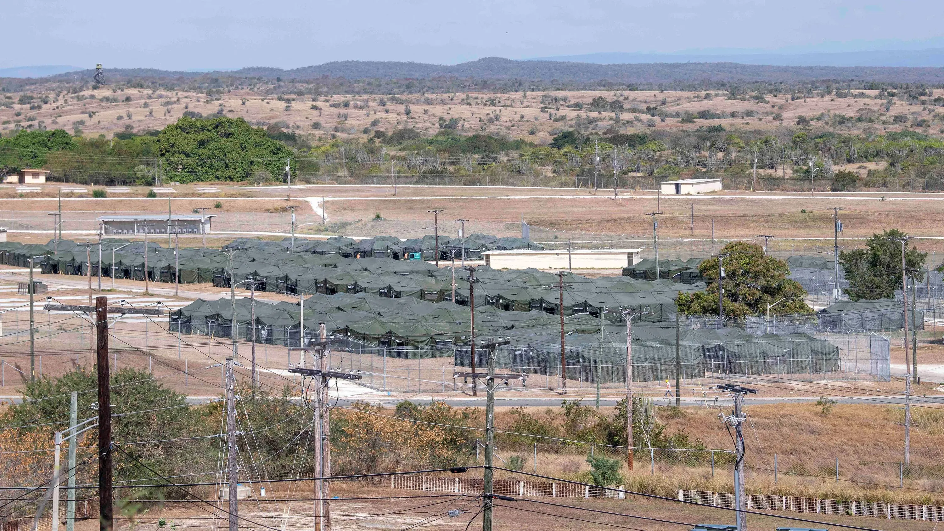 منشآت خيام في قاعدة غوانتانامو، تُظهر المساحات الشاسعة المخصصة لإيواء المهاجرين، وسط مخاوف من عدم تلبية معايير الاحتجاز.