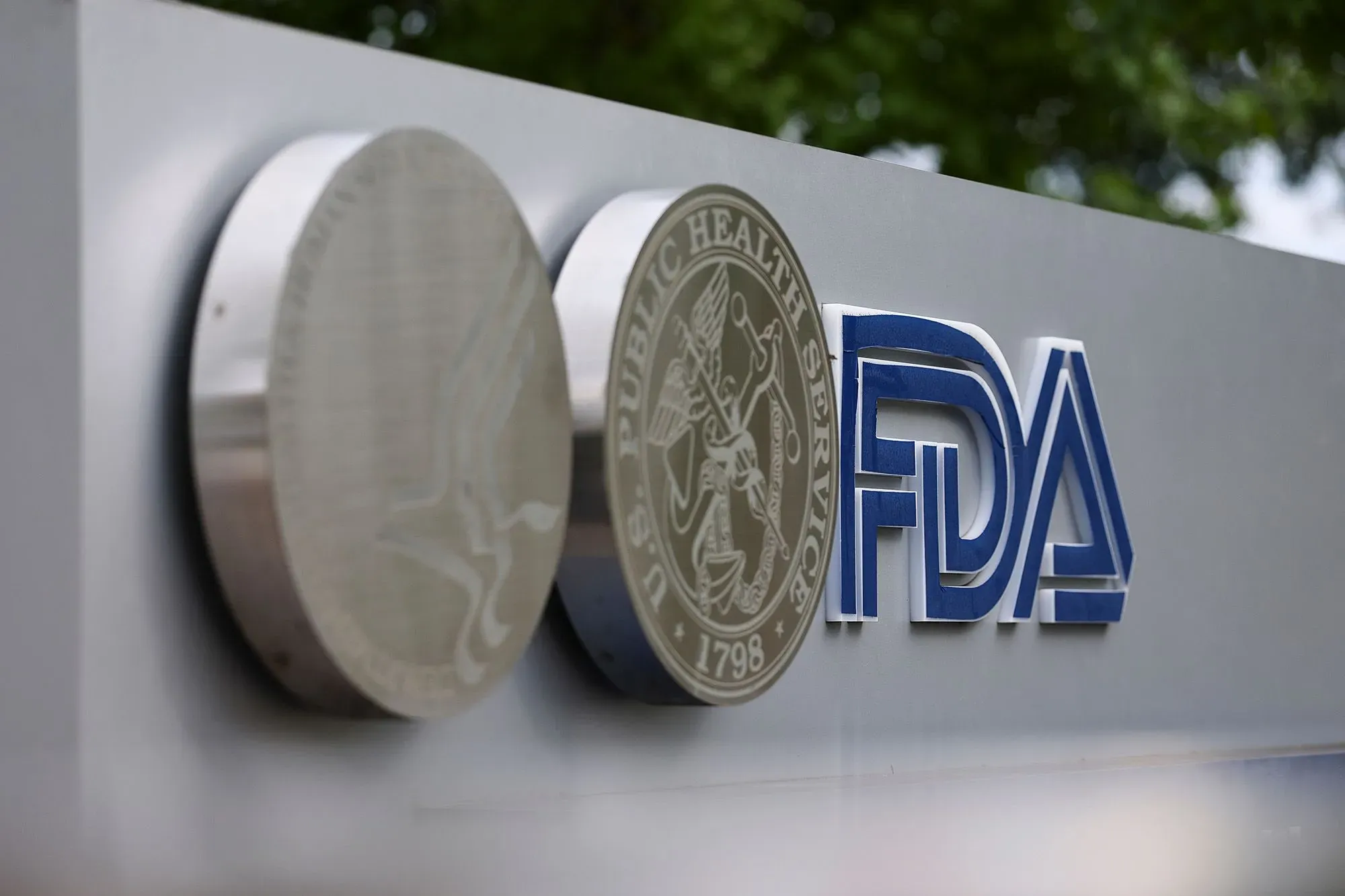 شعار إدارة الغذاء والدواء الأمريكية (FDA) مع رموز الصحة العامة، يمثل التغييرات في تحذيرات العلاج الهرموني للنساء.