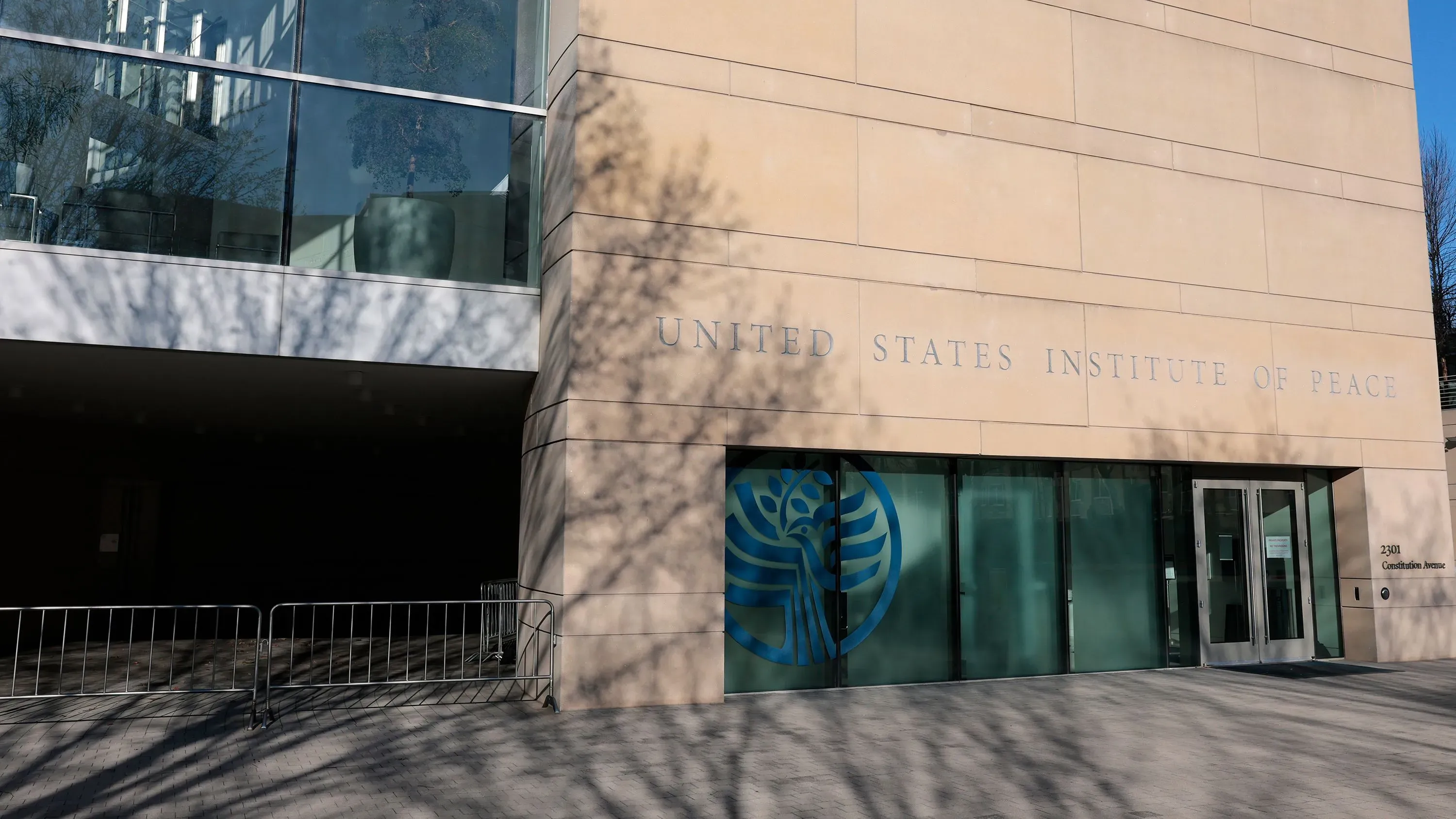 مبنى معهد الولايات المتحدة للسلام في واشنطن، يظهر واجهته الزجاجية مع شعار المعهد، في سياق دعوى قضائية ضد إدارة ترامب.