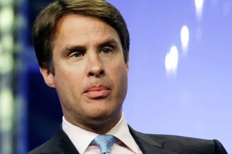 تيري موران، الصحفي المخضرم، يظهر في مؤتمر صحفي، حيث تم إيقافه عن العمل بسبب منشور انتقد فيه ترامب وميلر.