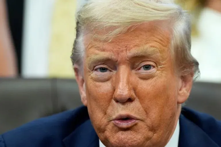صورة للرئيس الأمريكي السابق دونالد ترامب أثناء حديثه، تعكس التوترات القانونية بين إدارته والمحاكم الفيدرالية في ولاية ماريلاند.