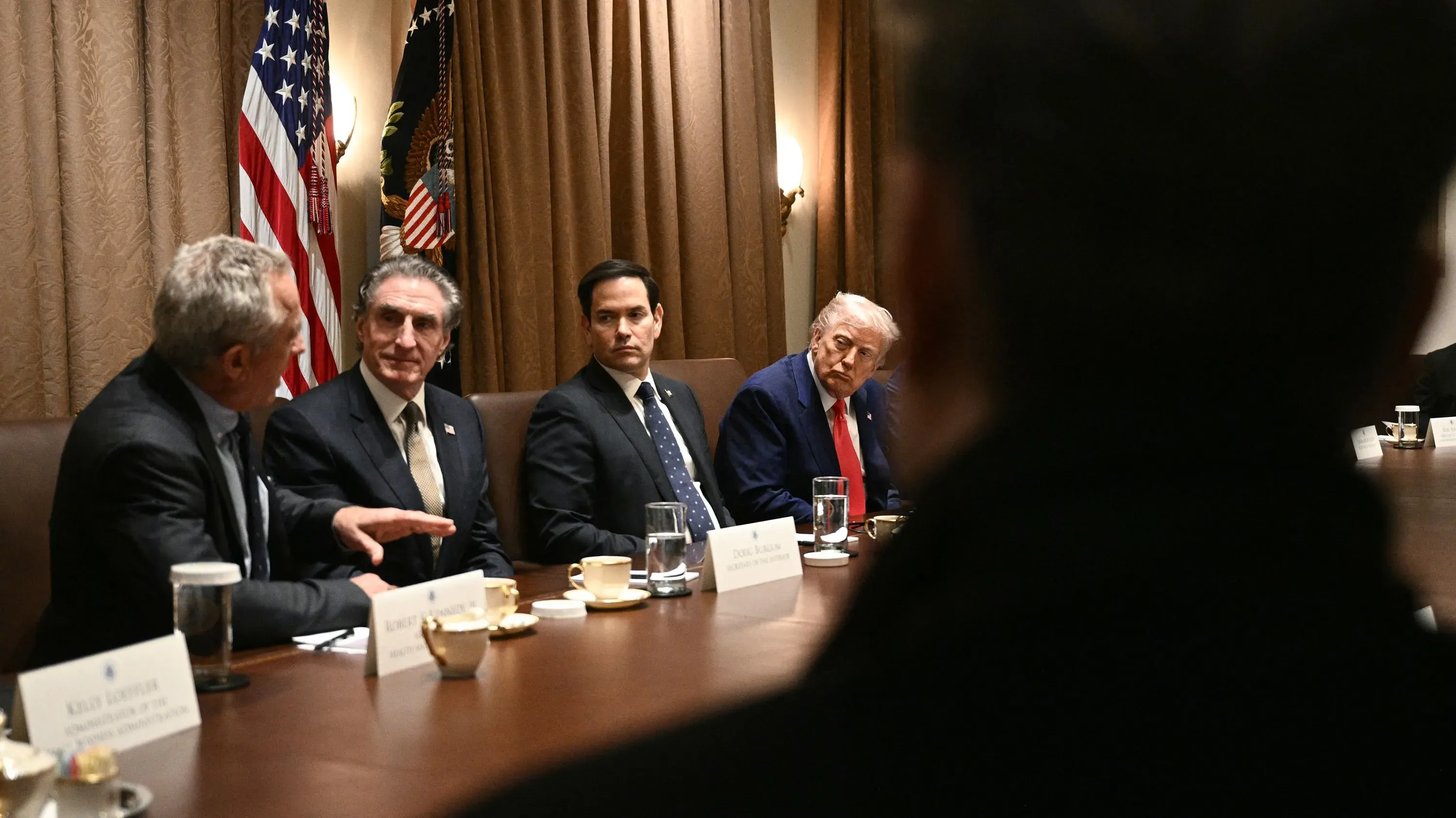 اجتماع لمجلس الوزراء بحضور وزير الصحة الأمريكي وموظفين آخرين، يتناول تفشي الحصبة في الولايات المتحدة.