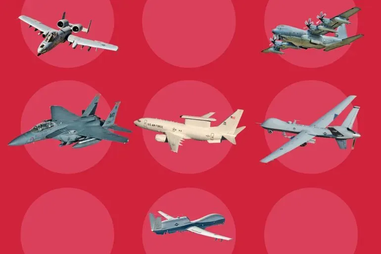 تظهر الصورة مجموعة من الطائرات العسكرية، بما في ذلك طائرات مقاتلة وطائرات مسيّرة، على خلفية حمراء. تعكس الصورة الخسائر العسكرية الأمريكية في النزاع مع إيران.