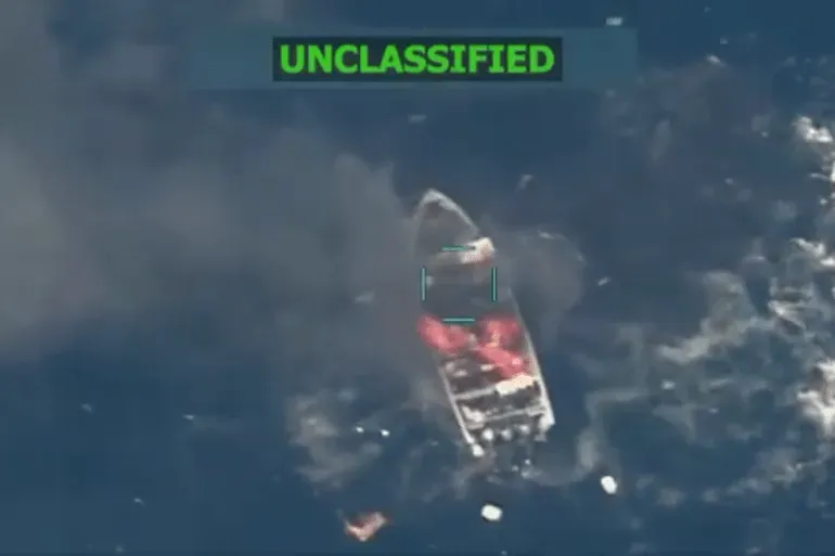 هجوم جوي على سفينة في المحيط الهادئ، يظهر الدخان يتصاعد من المركب بعد الضربة، مما يسلط الضوء على العمليات العسكرية الأمريكية ضد تهريب المخدرات.