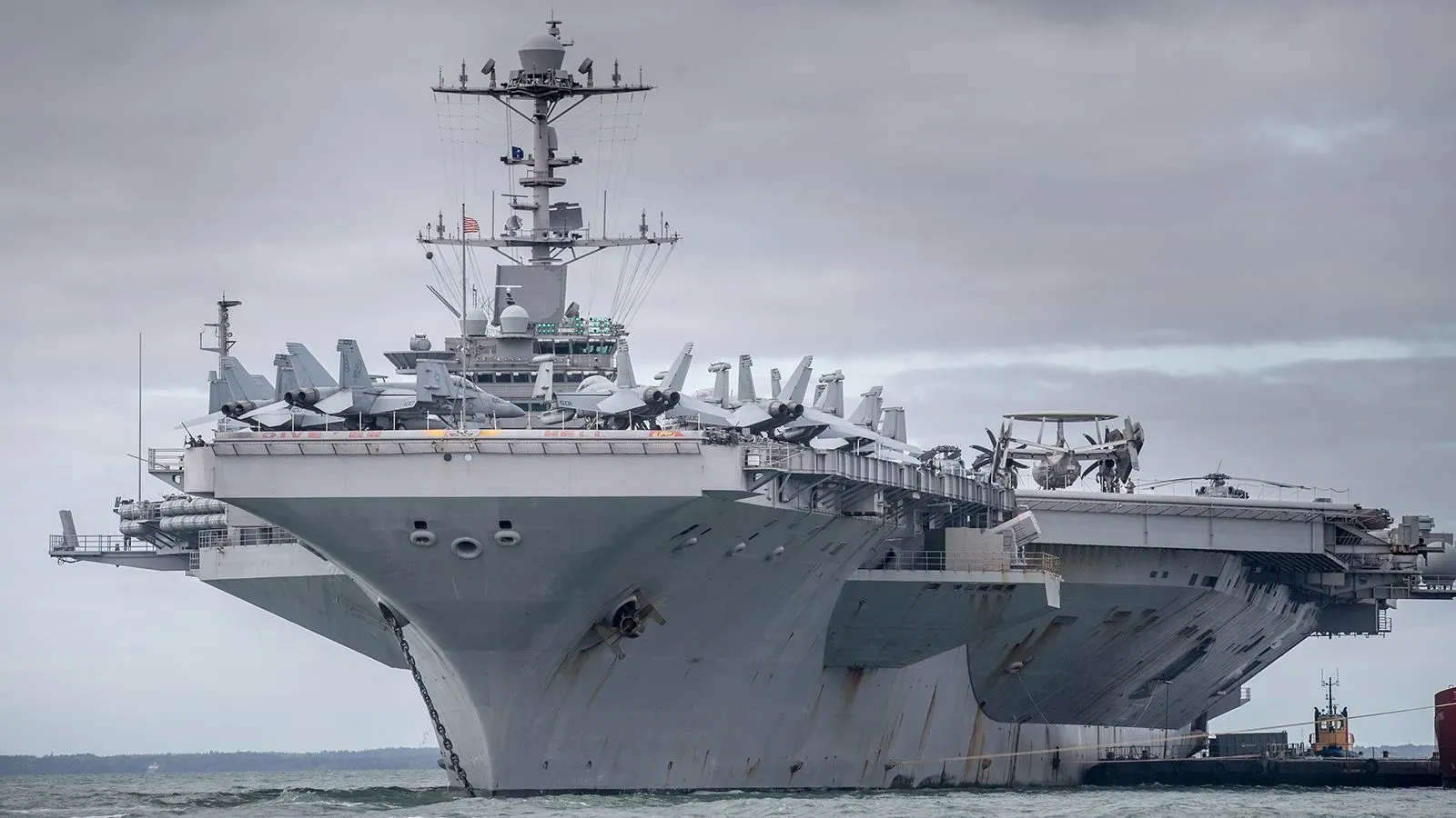 حاملة الطائرات "يو إس إس هاري ترومان" تبحر في البحر الأبيض المتوسط، مع وجود طائرات مقاتلة على سطحها، بعد تعرضها لحادث تصادم مع سفينة تجارية.