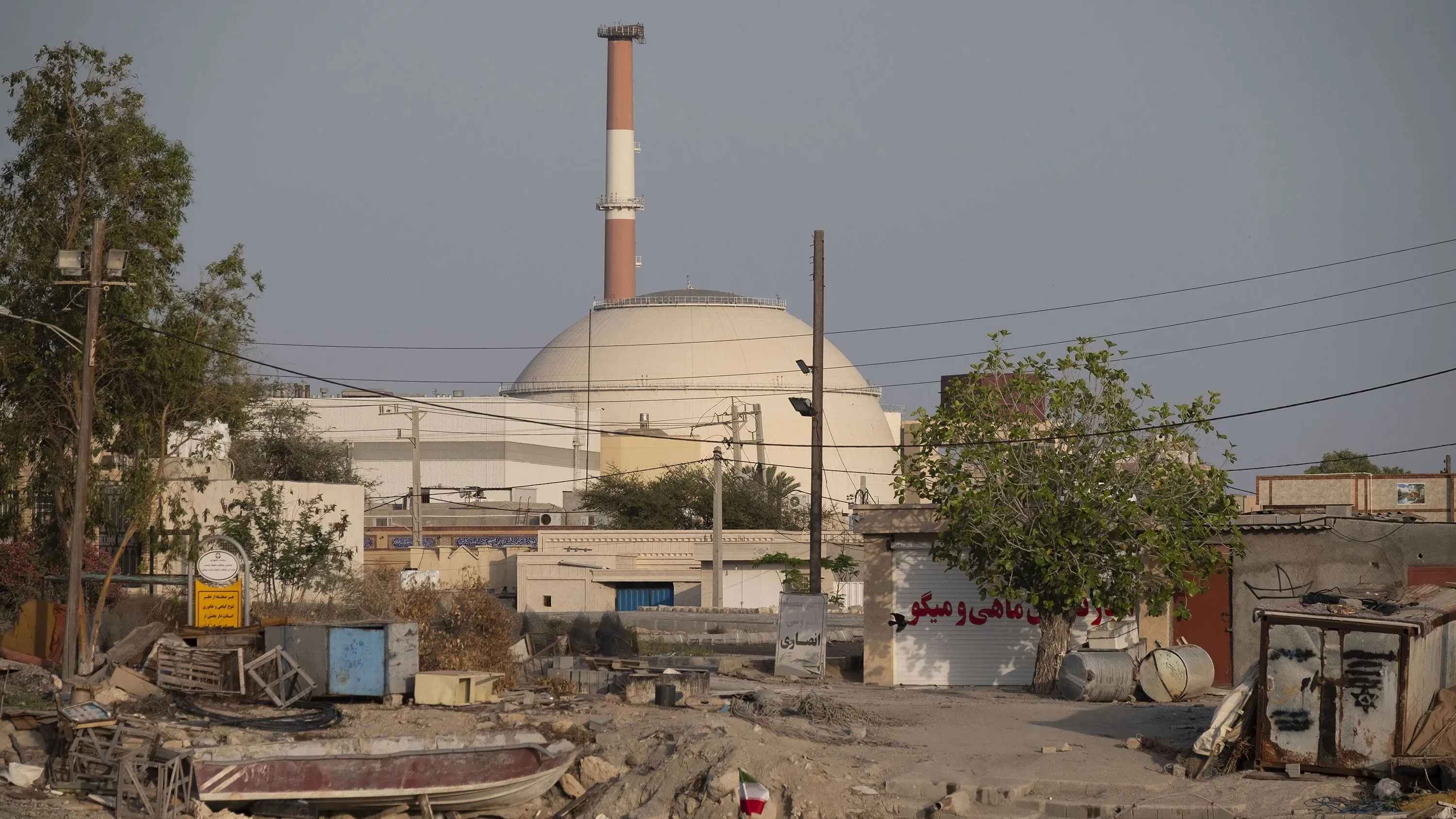 منشأة نووية في إيران محاطة بمبانٍ قديمة وأشجار، تعكس الوضع السياسي المتوتر حول برنامج طهران النووي والمحادثات مع الولايات المتحدة.