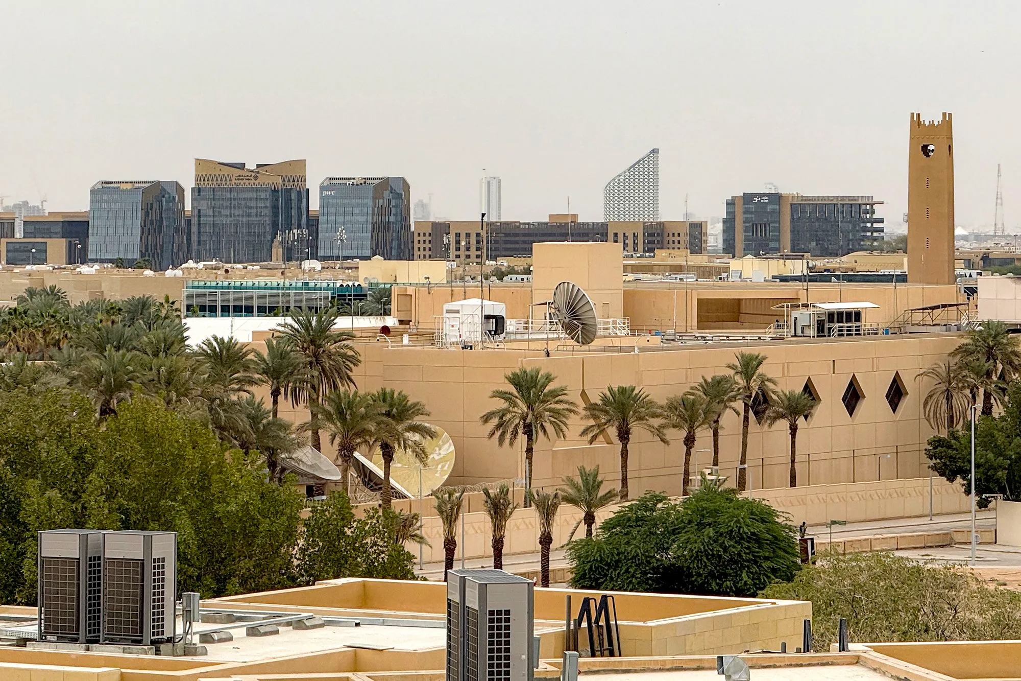 مبنى السفارة الأمريكية في الرياض محاط بأشجار النخيل وسط أجواء المدينة، في ظل قرار وزارة الخارجية الأمريكية بخفض التواجد الدبلوماسي بسبب تصاعد هجمات الحوثيين.