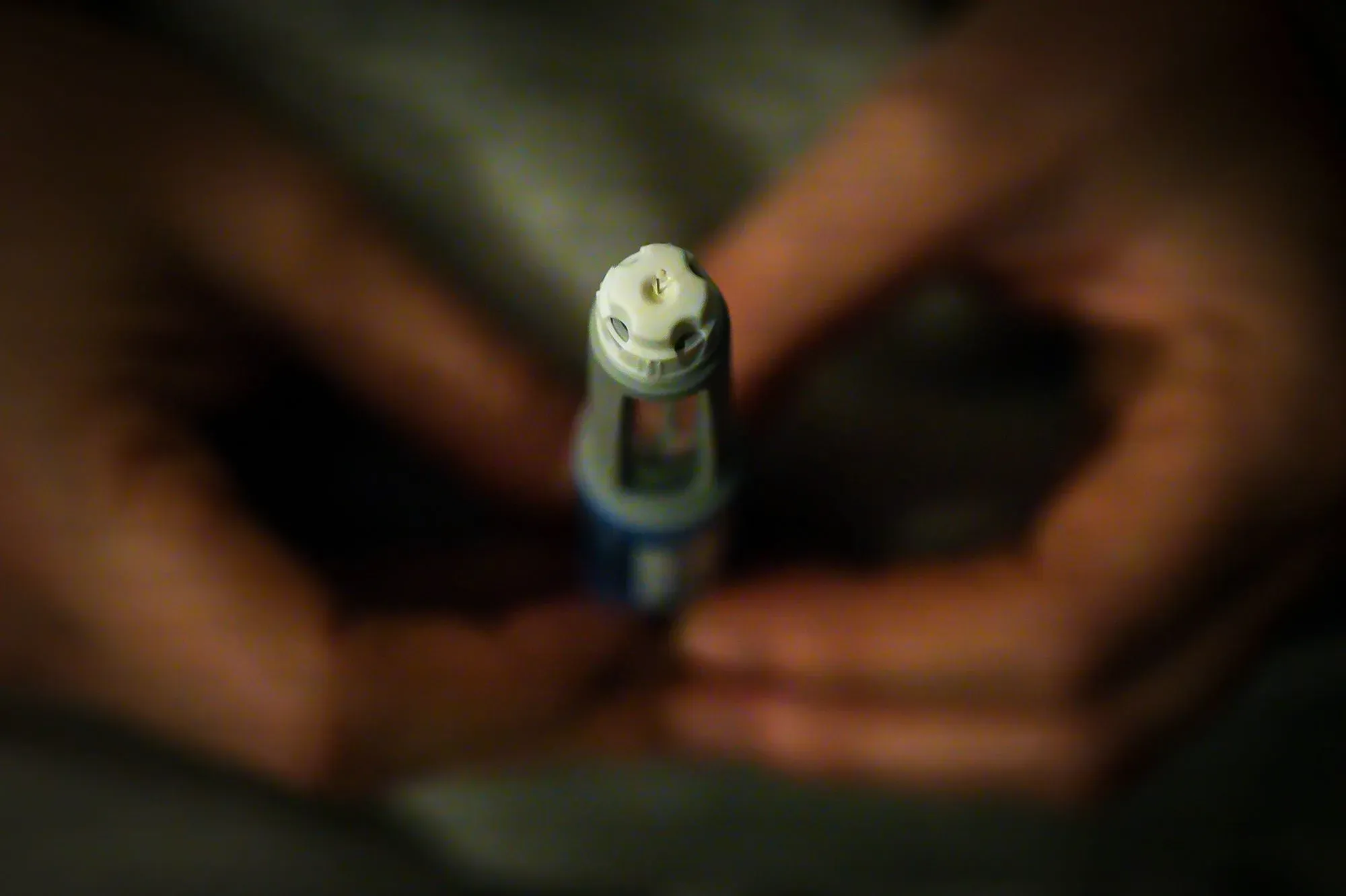 قلم حقن دواء أوزيمبيك في يد شخص، يشير إلى توفر الدواء لعلاج السكري بسعر مخفض في الولايات المتحدة.