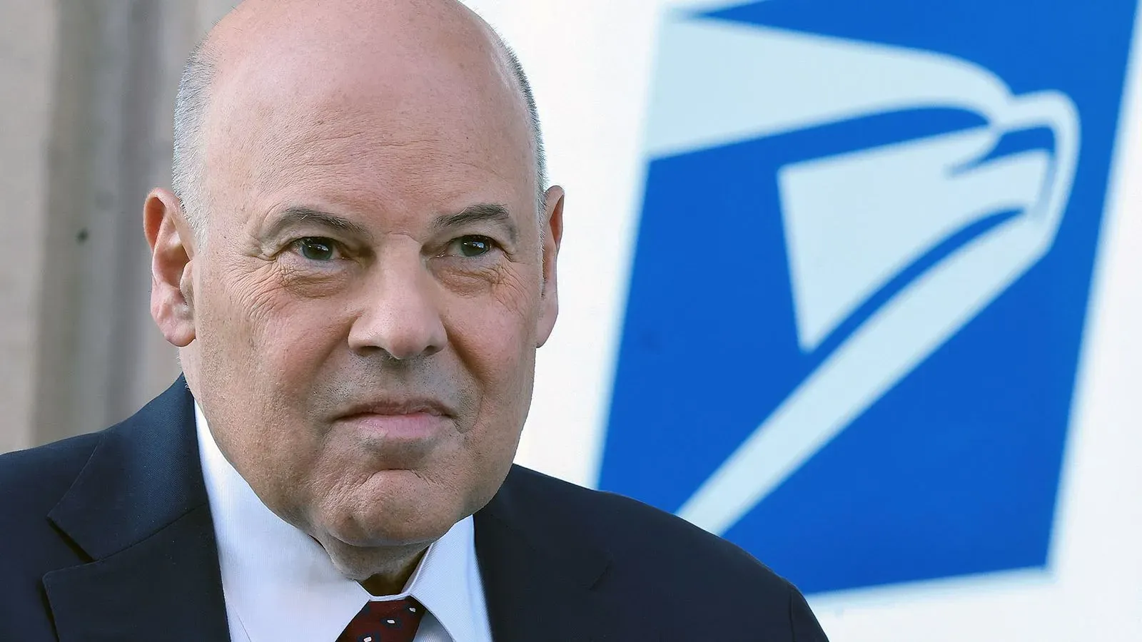 استقال لويس ديجوي من رئاسة هيئة البريد الأمريكية، مع ظهور علامات تدقيق وخصخصة في الوكالة.