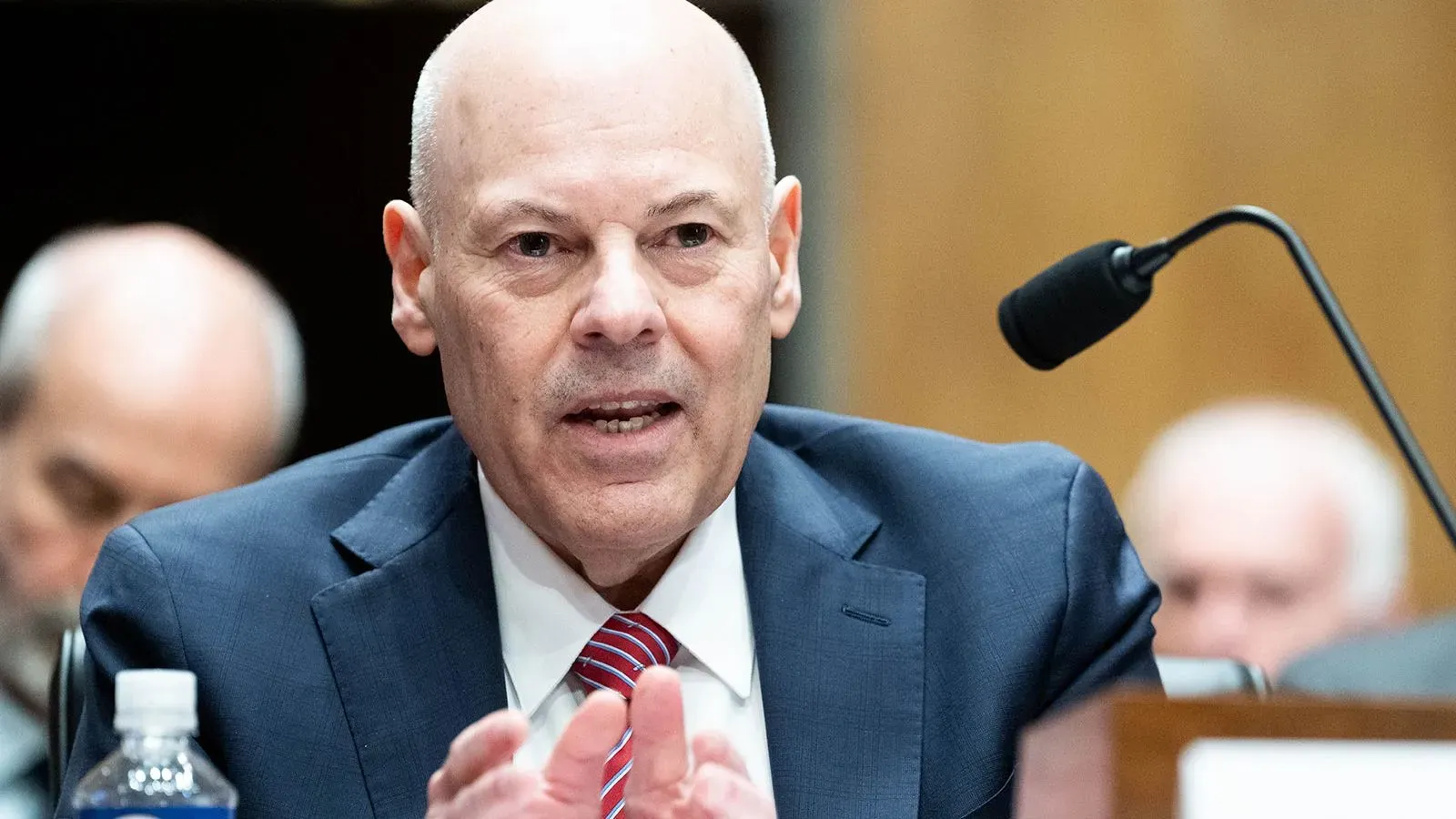 لويس ديجوي يتحدث خلال جلسة استماع، مع التركيز على جهوده في تحديث خدمة البريد الأمريكية وتحسين الكفاءة.