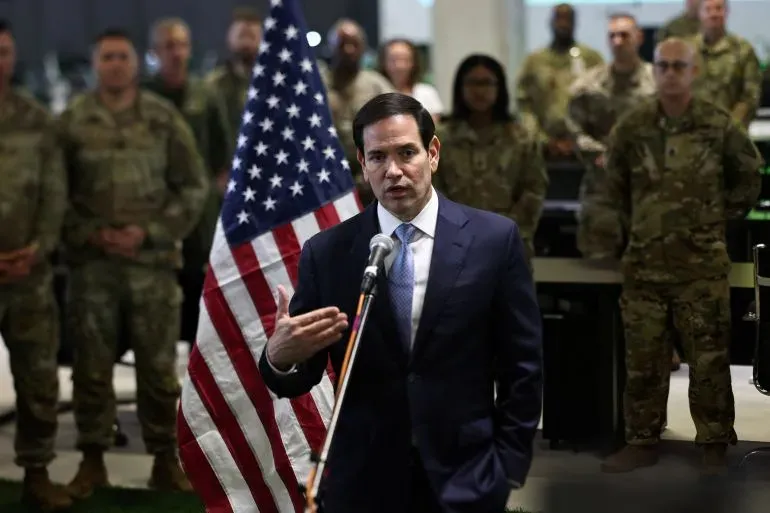 ماركو روبيو يتحدث خلال مؤتمر صحفي في إسرائيل، مع جنود أمريكيين خلفه، حول دور الأونروا في غزة والأزمة الإنسانية.