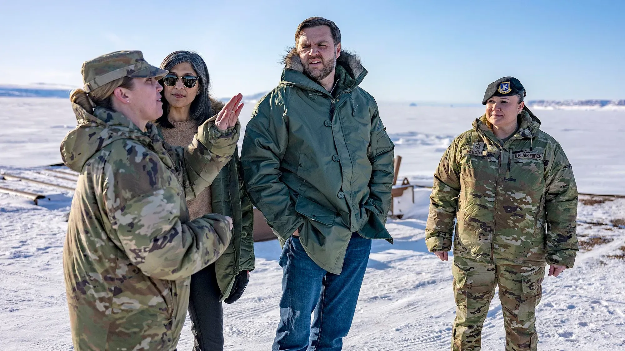 زيارة نائب الرئيس الأمريكي جيه دي فانس لقاعدة بيتوفيك في غرينلاند، مع قادة عسكريين، في إطار مناقشات حول السيطرة الأمريكية على الجزيرة.