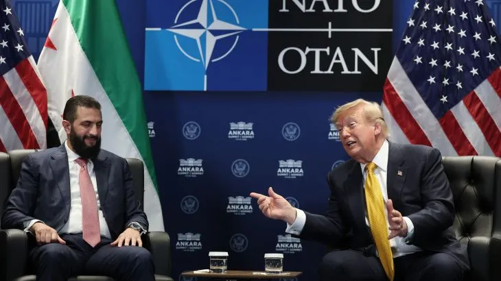 الرئيس السوري أحمد الشرع والرئيس الأمريكي السابق دونالد ترامب خلال لقاء دبلوماسي يعكس قرار شطب سوريا من قائمة الدول الراعية للإرهاب.