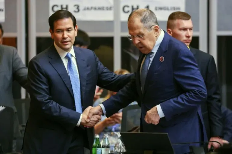 وزير الخارجية الأمريكي ماركو روبيو ووزير الخارجية الروسي سيرجي لافروف يتصافحان في اجتماع وزراء خارجية آسيان في كوالالمبور.