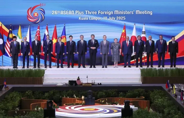 اجتماع وزراء خارجية رابطة دول جنوب شرق آسيا في كوالالمبور، مع ظهور ممثلين من دول متعددة في خلفية ملونة.