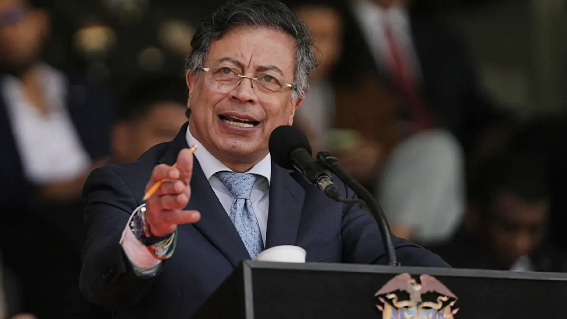 شعار قناة CNN مع عبارة "أخبار عاجلة" على خلفية حمراء، يبرز أهمية العقوبات المفروضة على الرئيس الكولومبي غوستافو بيترو.