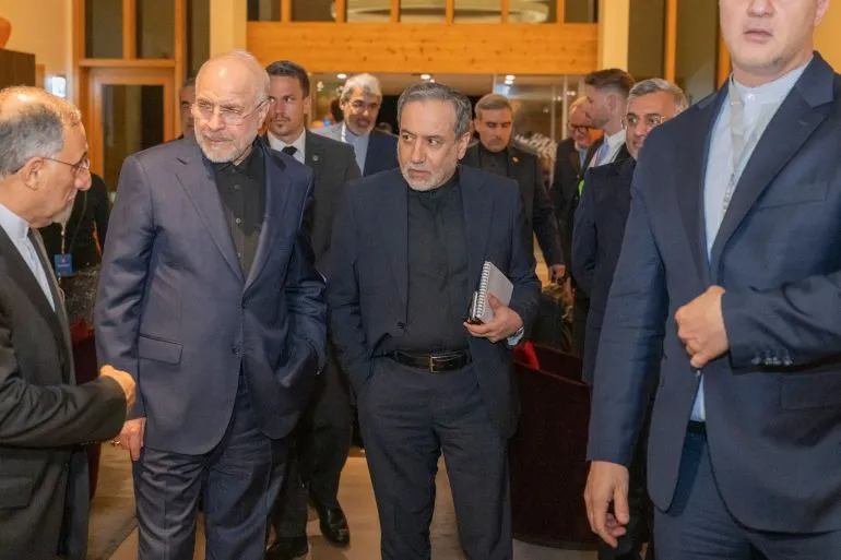 اجتماع لعدد من المسؤولين الإيرانيين في قاعة مغلقة، يتبادلون الحديث حول المفاوضات المتعلقة بالأصول الإيرانية المجمّدة.