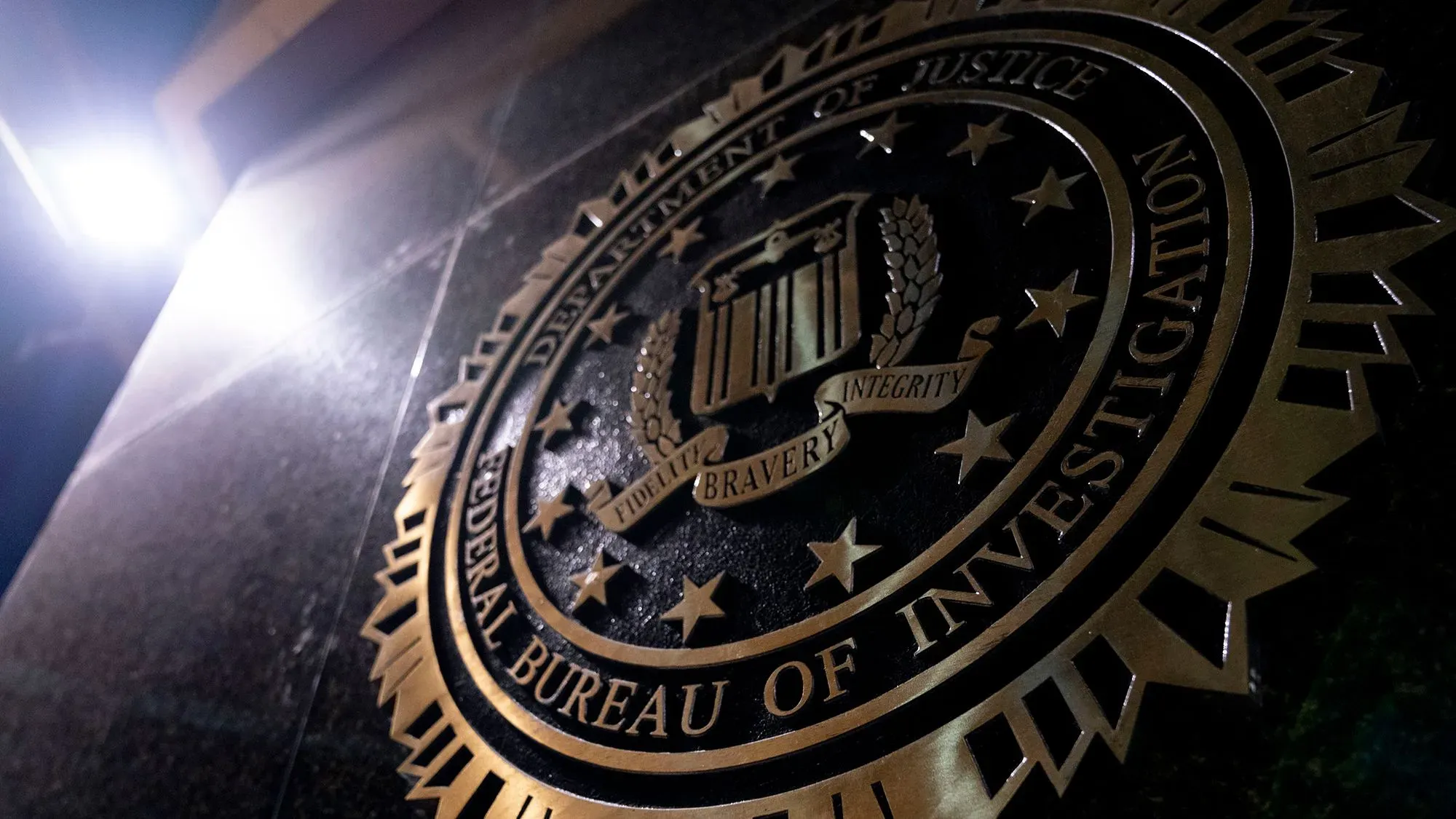 شعار مكتب التحقيقات الفيدرالي (FBI) يظهر على جدار، مشيراً إلى جهود المكتب في مكافحة القرصنة المرتبطة بالاستخبارات الصينية.