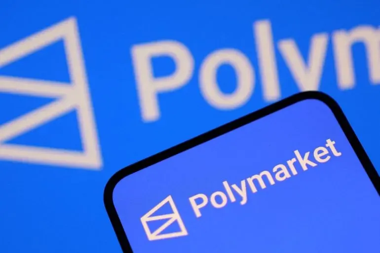 شعار منصة Polymarket على خلفية زرقاء، يُظهر التركيز على المراهنات على الأحداث السياسية، وسط جدل حول استخدامها من قبل مسؤولين حكوميين.
