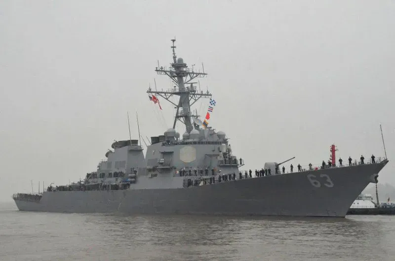 مدمرة أمريكية من طراز إيجيس، تحمل الرقم 63، تبحر في المياه مع طاقمها، تمثل التعاون بين الولايات المتحدة وكوريا الجنوبية في بناء السفن.