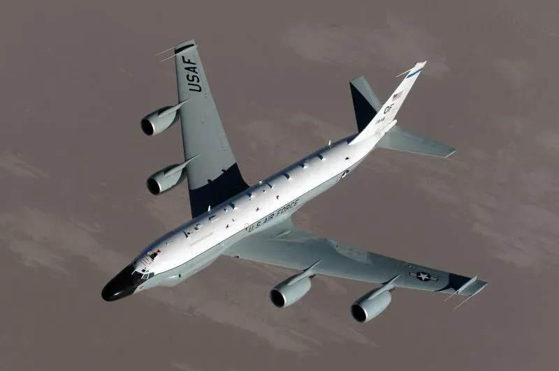 طائرة RC-135 "Rivet" التابعة للقوات الجوية الأمريكية تحلق فوق الحدود الأمريكية المكسيكية، مخصصة لجمع المعلومات الاستخباراتية.