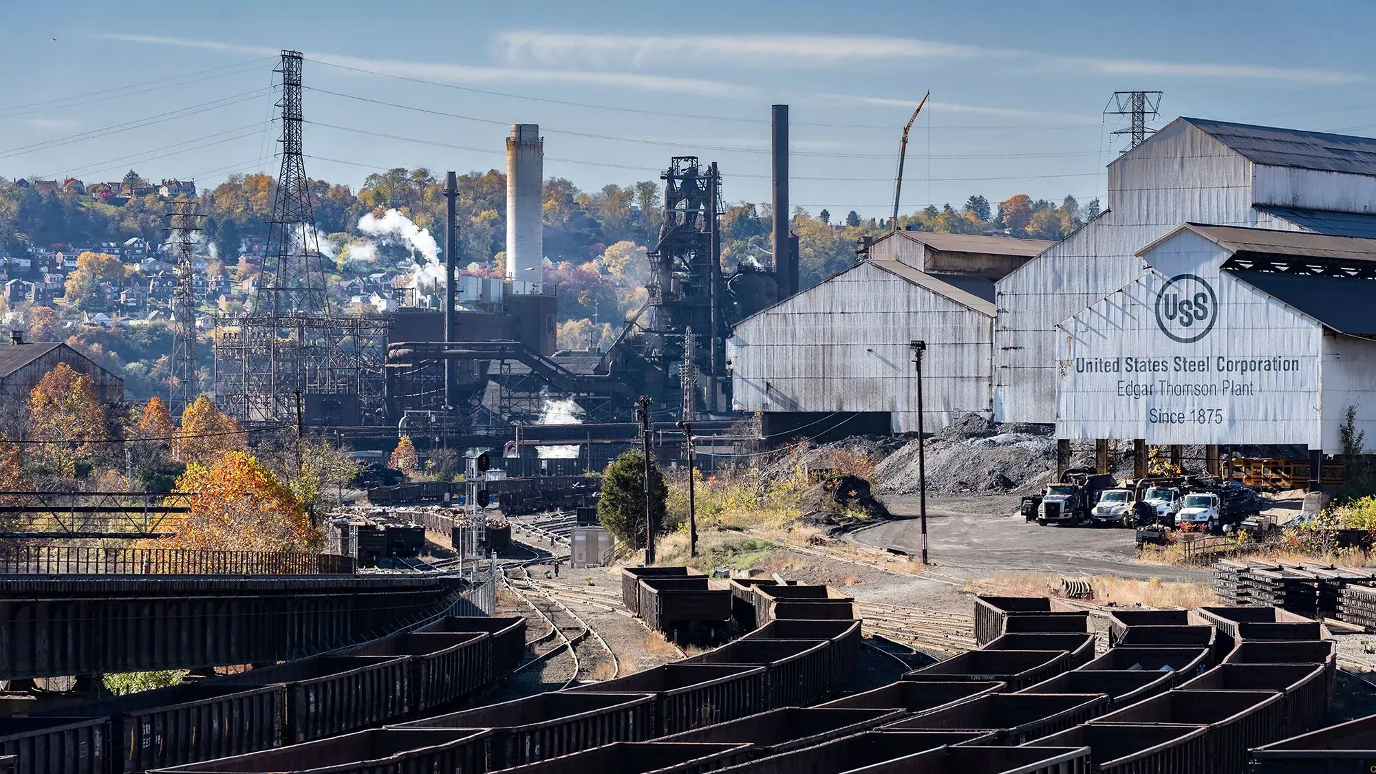 موقع مصنع يو إس ستيل في بنسلفانيا، يظهر الأبنية والمداخن مع تدفق الدخان، في إطار الشراكة الجديدة مع نيبون ستيل.