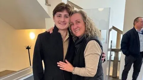 صورة لطالب جامعي أمريكي يحتضن والدته بعد إطلاق سراحه من السجن في الدنمارك، حيث احتُجز بعد مشاجرة مع سائق أوبر.