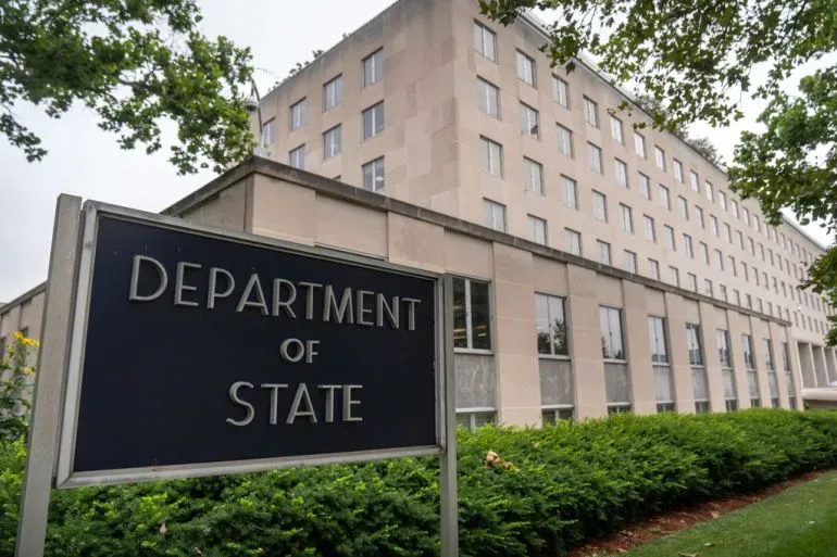 مبنى وزارة الخارجية الأمريكية مع لافتة واضحة تحمل اسم "Department of State"، في سياق تعليق الوزارة على تأشيرات زيارة الفلسطينيين من غزة.