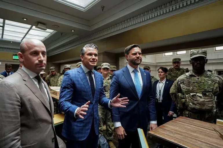 زيارة نائب الرئيس جيه دي فانس ووزير الدفاع بيت هيغسيث لقوات الحرس الوطني في واشنطن، مع وجود جنود في الخلفية.