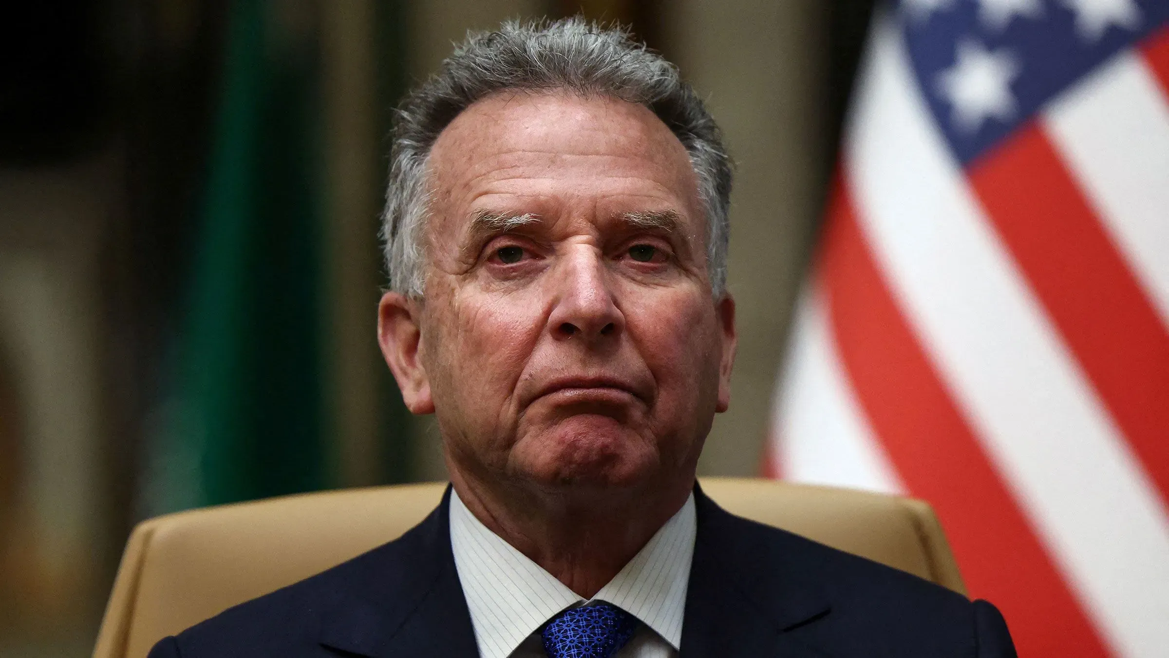 ستيف ويتكوف، المبعوث الأمريكي الخاص، أثناء حديثه عن محادثات إيران النووية، مع العلميات الأمريكية خلفه.