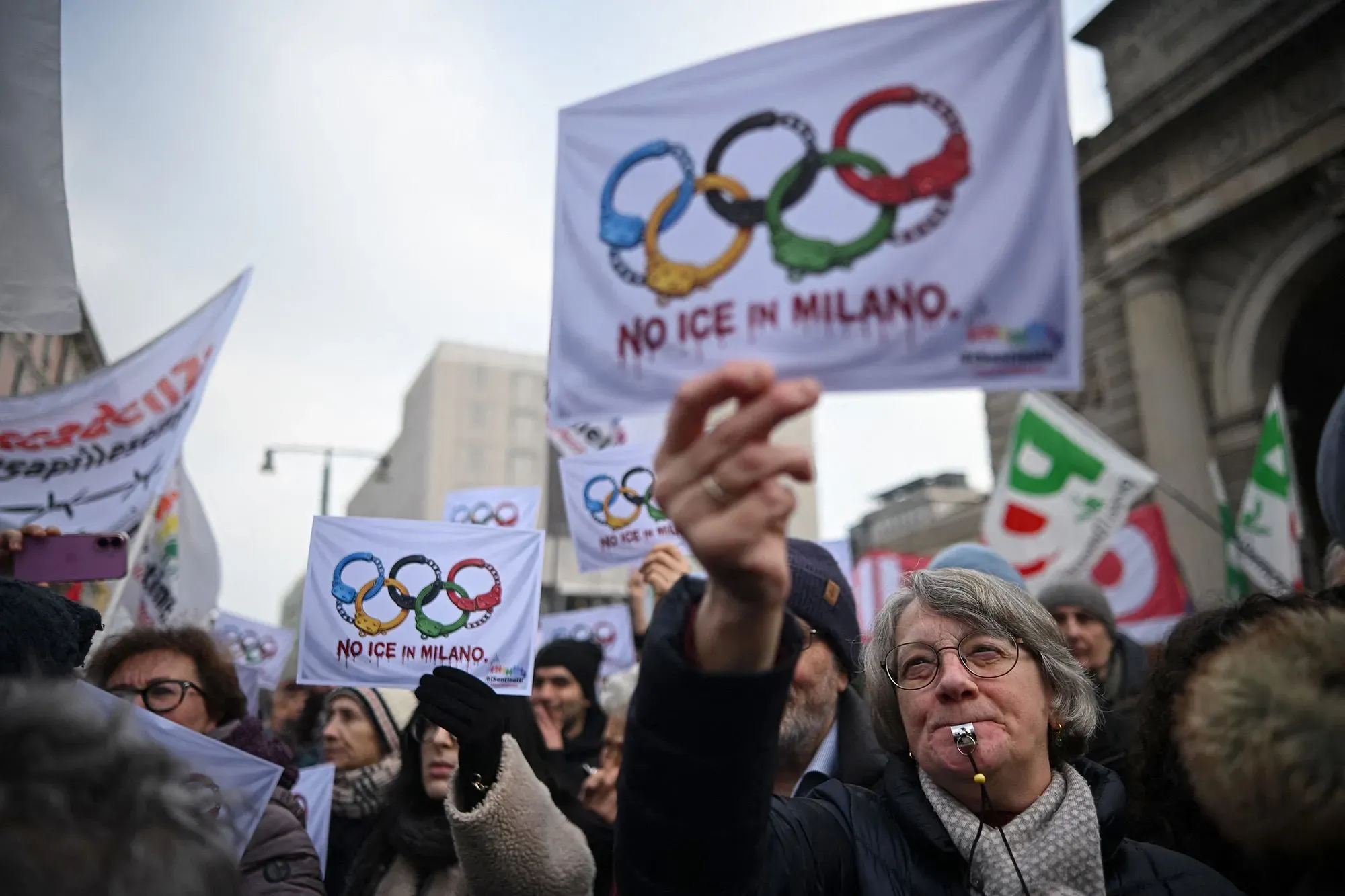 متظاهرون يحملون لافتات مكتوب عليها "لا للـ ICE في ميلانو" خلال احتجاج ضد دور وكالة إنفاذ قوانين الهجرة في دورة الألعاب الأولمبية الشتوية.