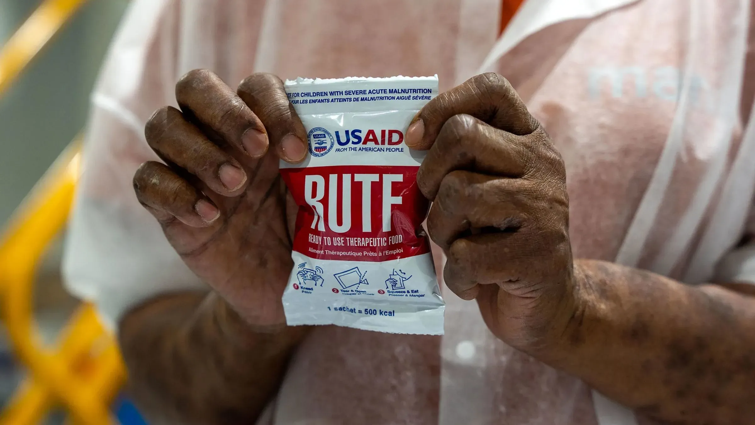 عبوة من معجون زبدة الفول السوداني المعالج للأطفال، تحمل علامة الوكالة الأمريكية للتنمية الدولية، جاهزة للاستخدام لعلاج سوء التغذية الحاد.