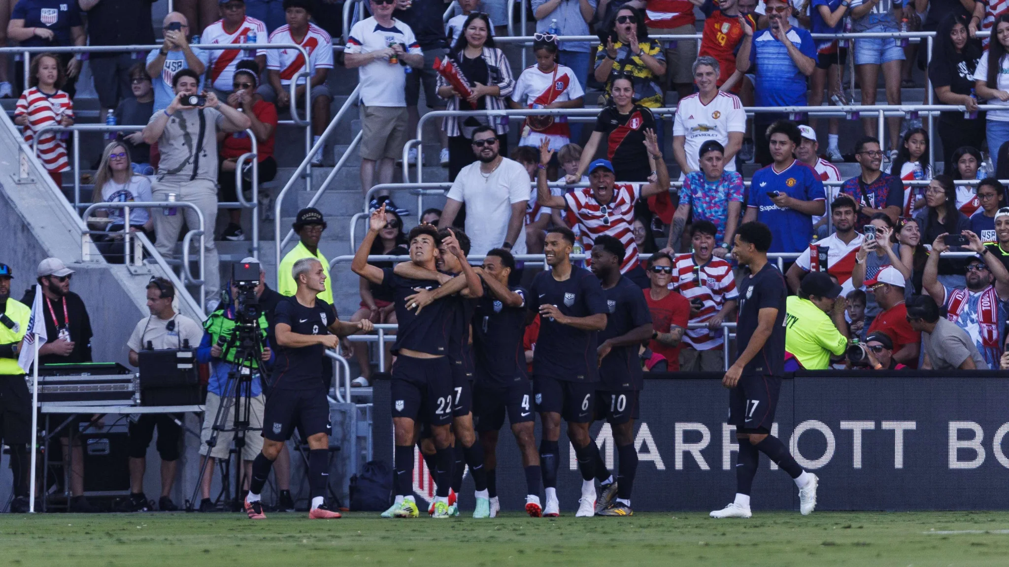 لاعبو المنتخب الأمريكي لكرة القدم يحتفلون بهدف في مباراة أمام بيرو ضمن جيل جديد من النجوم الشباب في أورلاندو.