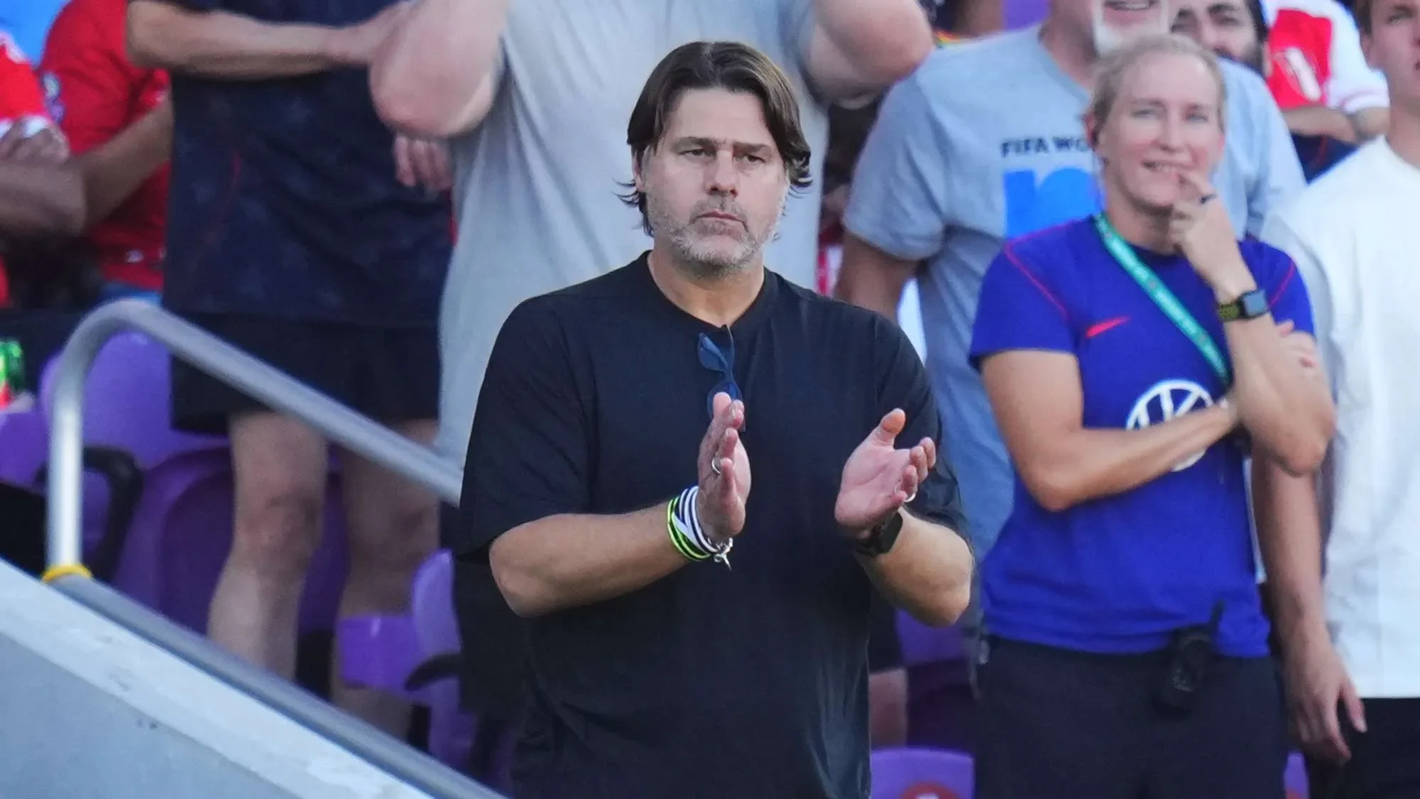 مدرب المنتخب الأمريكي ماوريسيو بوكيتينو يصفق بحماس خلال مباراة أورلاندو التي شهدت تألق الشباب وفوز الفريق 4-1 على بيرو.