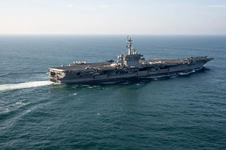 حاملة الطائرات الأمريكية USS George Washington تبحر في بحر العرب ضمن نشر عسكري أمريكي لتعزيز الوجود في منطقة مضيق هرمز.