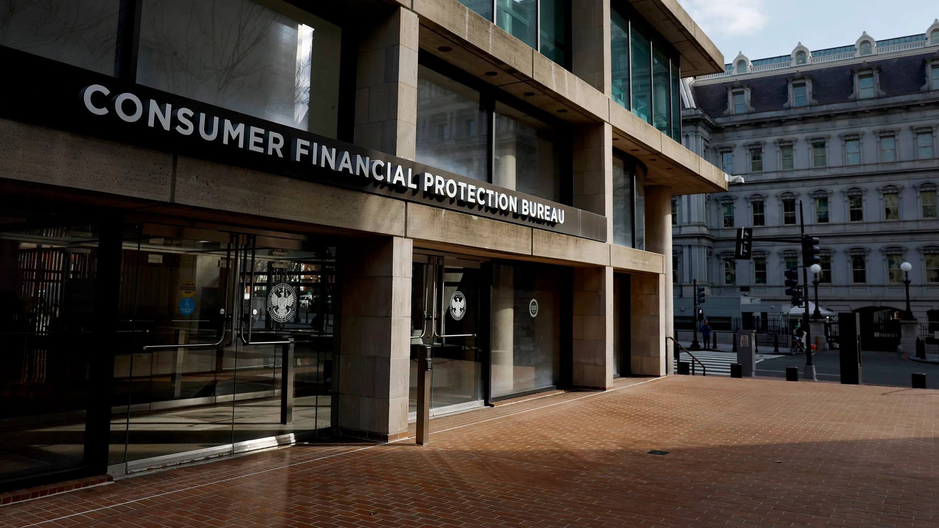 مبنى مكتب الحماية المالية للمستهلك، حيث تم إنهاء عقود الشهود الخبراء في قضايا ضد المؤسسات المالية، مما يدل على تغير السياسة تحت إدارة جديدة.