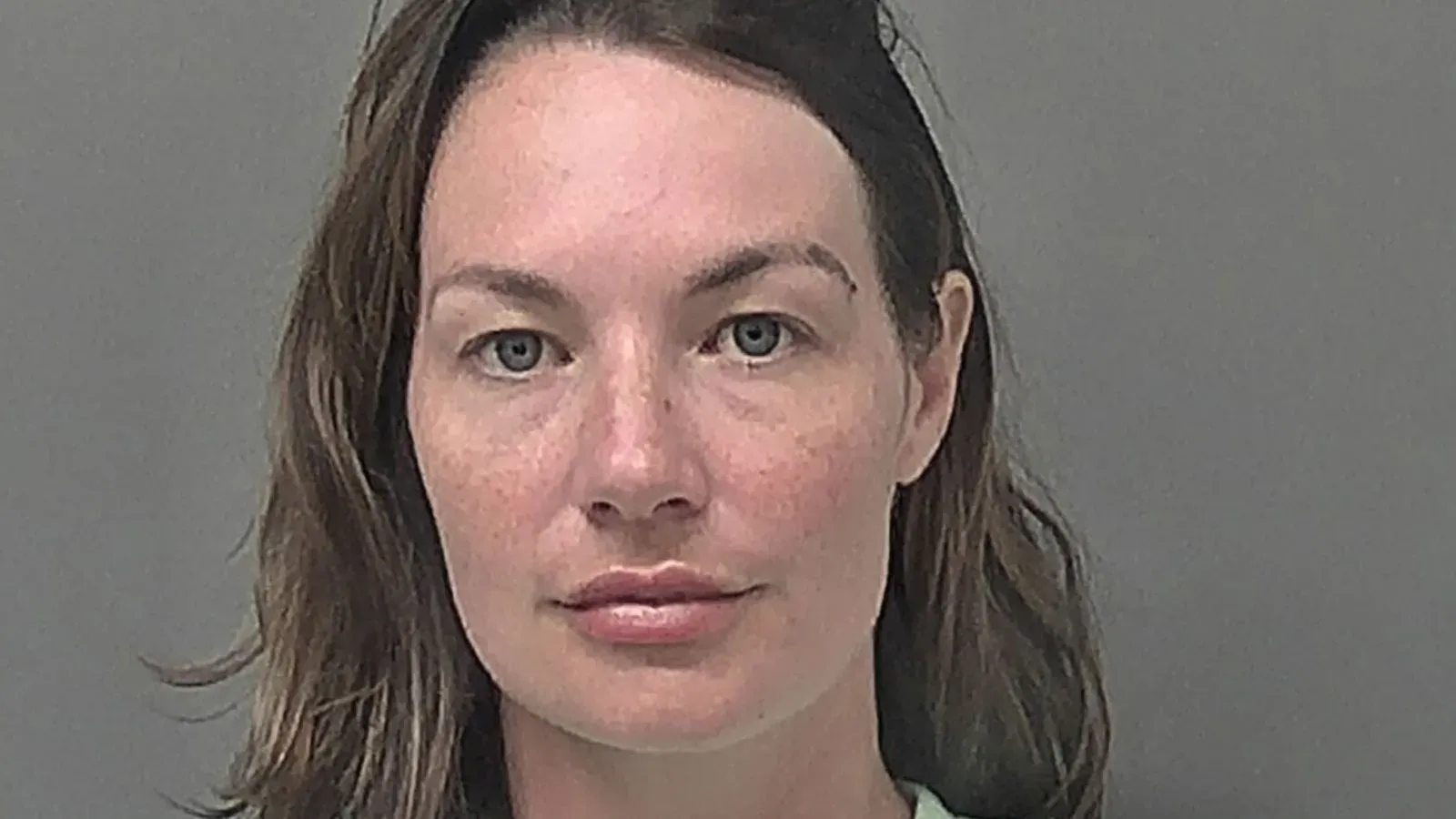 مديرة متجر مجوهرات سابقة، لوسي روبرتس، تظهر في صورة احتجازها بعد الحكم عليها بالسجن لمدة 28 شهرًا بتهمة السرقة.