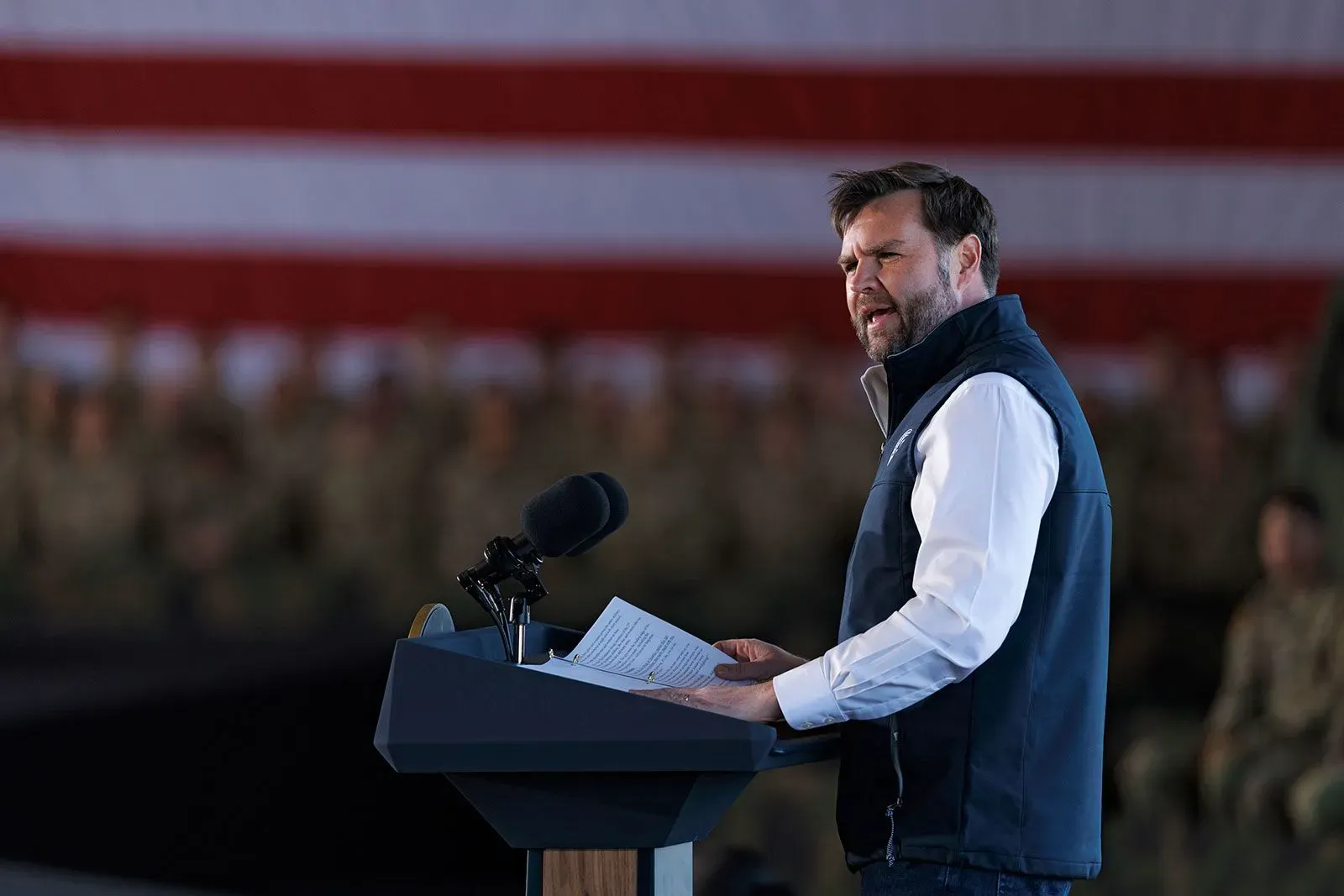 نائب الرئيس جيه دي فانس يلقي خطابًا حول الاقتصاد وتكلفة المعيشة، مع العلم الأمريكي خلفه، في حدث بالقرب من ألينتاون، بنسلفانيا.