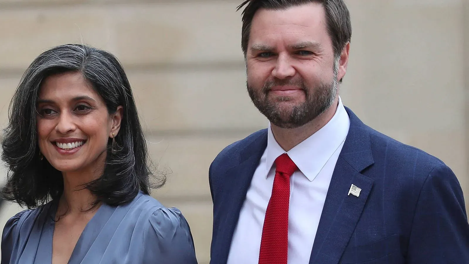 السيدة الثانية أوشا فانس ونائب الرئيس جيه دي فانس في مناسبة رسمية، يبتسمان معًا في أجواء مهنية، تعكس زيارتهما إلى غرينلاند.