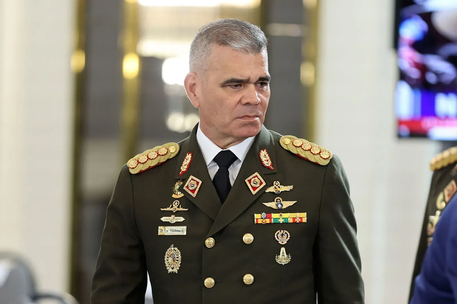 وزير الدفاع الفنزويلي فلاديمير بادرينو يرتدي زيًا عسكريًا، مع أوسمة على كتفيه، خلال مؤتمر صحفي يتحدث عن الطائرات الأمريكية.