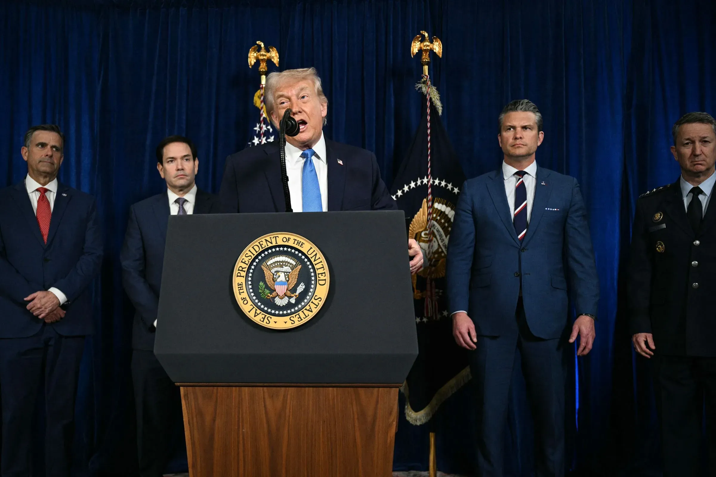 ترامب يتحدث خلال مؤتمر صحفي مع مسؤولين أمريكيين، مع التركيز على العلاقات مع فنزويلا وتحرير السجناء السياسيين.