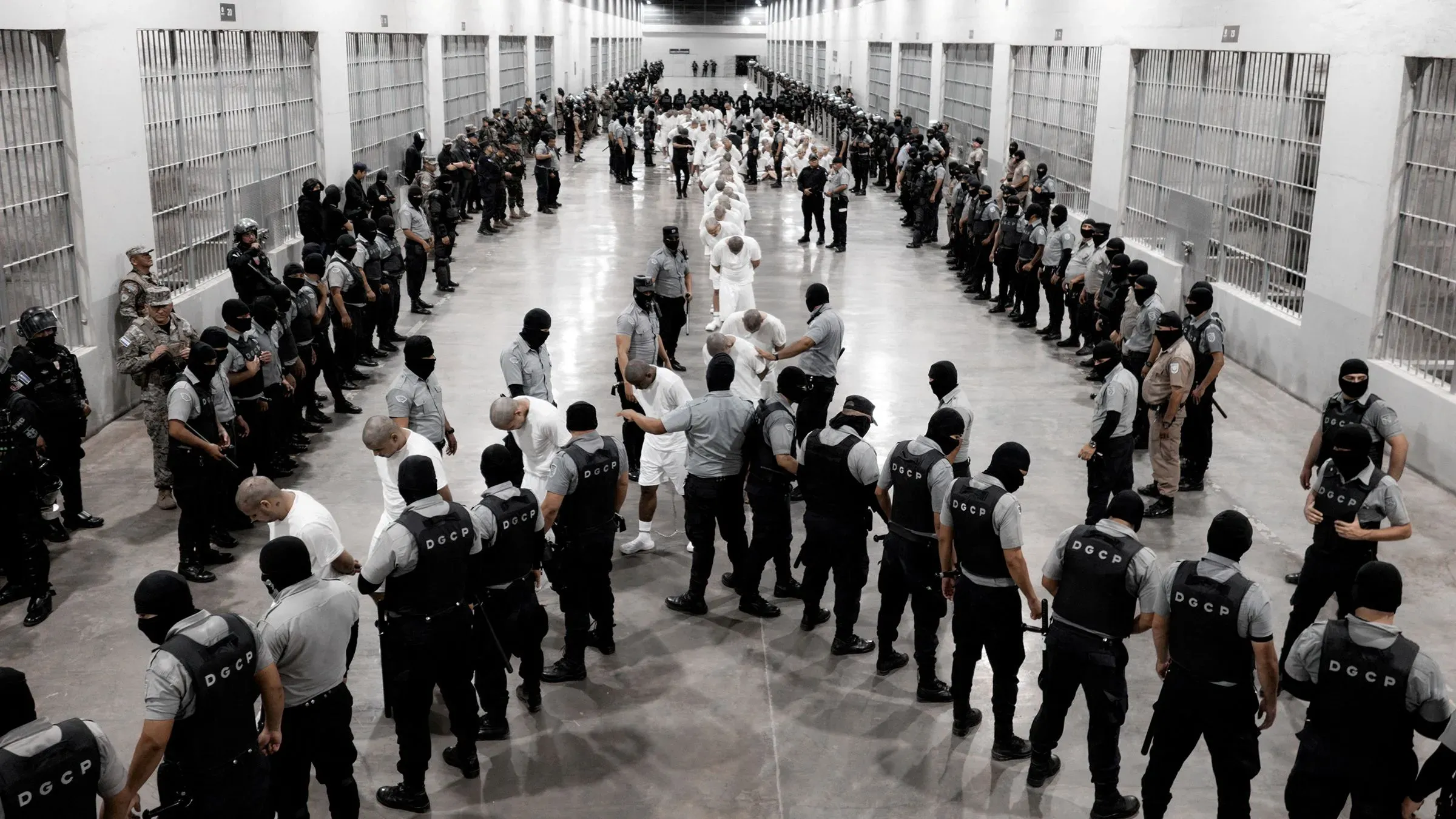 صورة تظهر سجن تيكولوكا في السلفادور، حيث يحتجز المهاجرون الفنزويليون في ظروف قاسية، مما يعكس انتهاكات حقوق الإنسان.