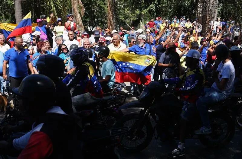 مؤيدو نيكولاس مادورو يحتفلون في الشوارع بعد أدائه اليمين الدستورية كرئيس لفنزويلا، وسط أجواء متوترة ومعارضة قوية.