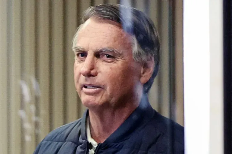 جايير بولسونارو، الرئيس البرازيلي السابق، يظهر في المحكمة حيث تُناقش قضايا تتعلق بمحاولة الانقلاب والجرائم المنظمة.