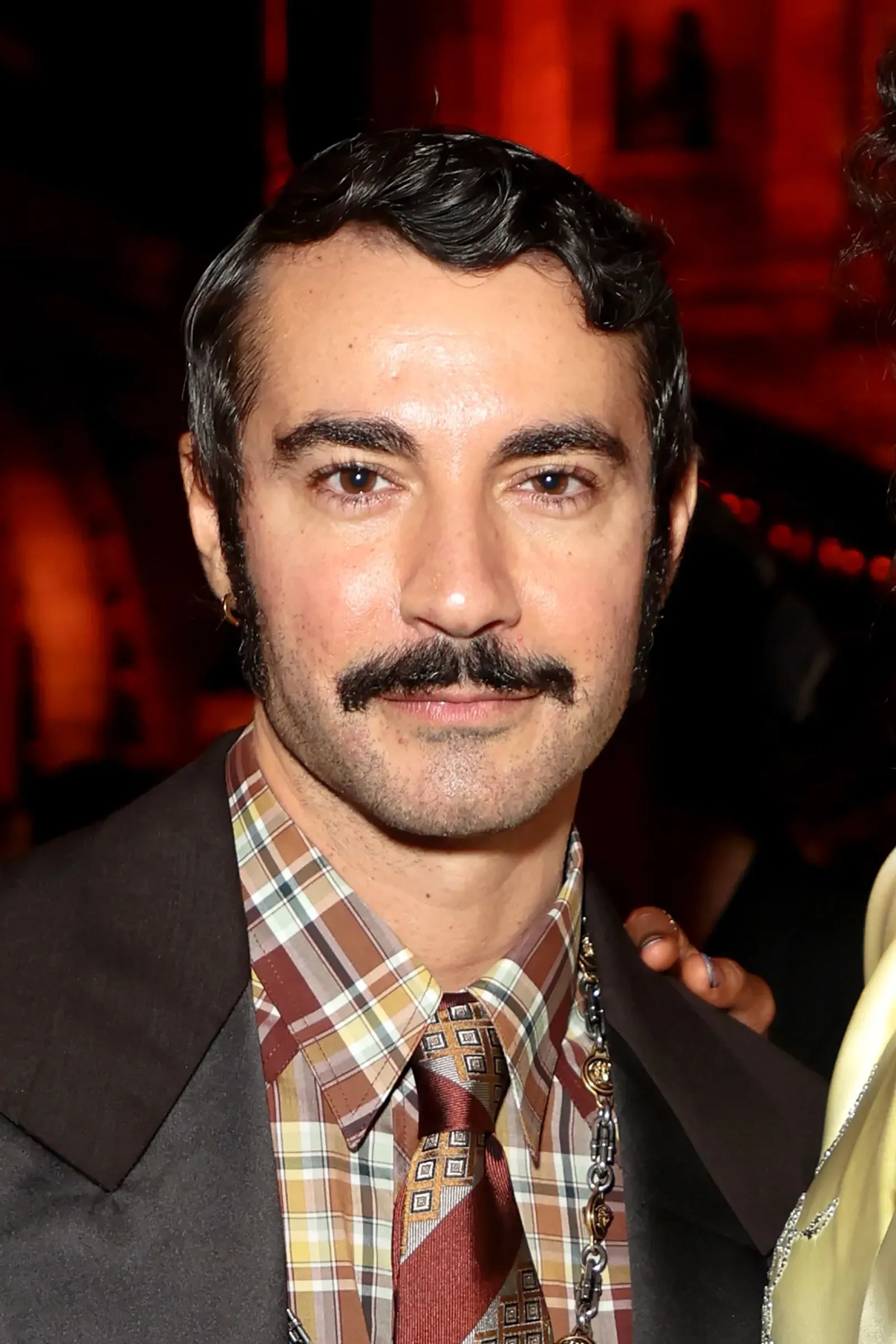 مصمم الأزياء داريو فيتالي، الذي يرتدي بدلة مميزة، يظهر في حدث مخصص لموضة في ميلانو، حيث أثار عرض مجموعته الأخيرة اهتماماً كبيراً.