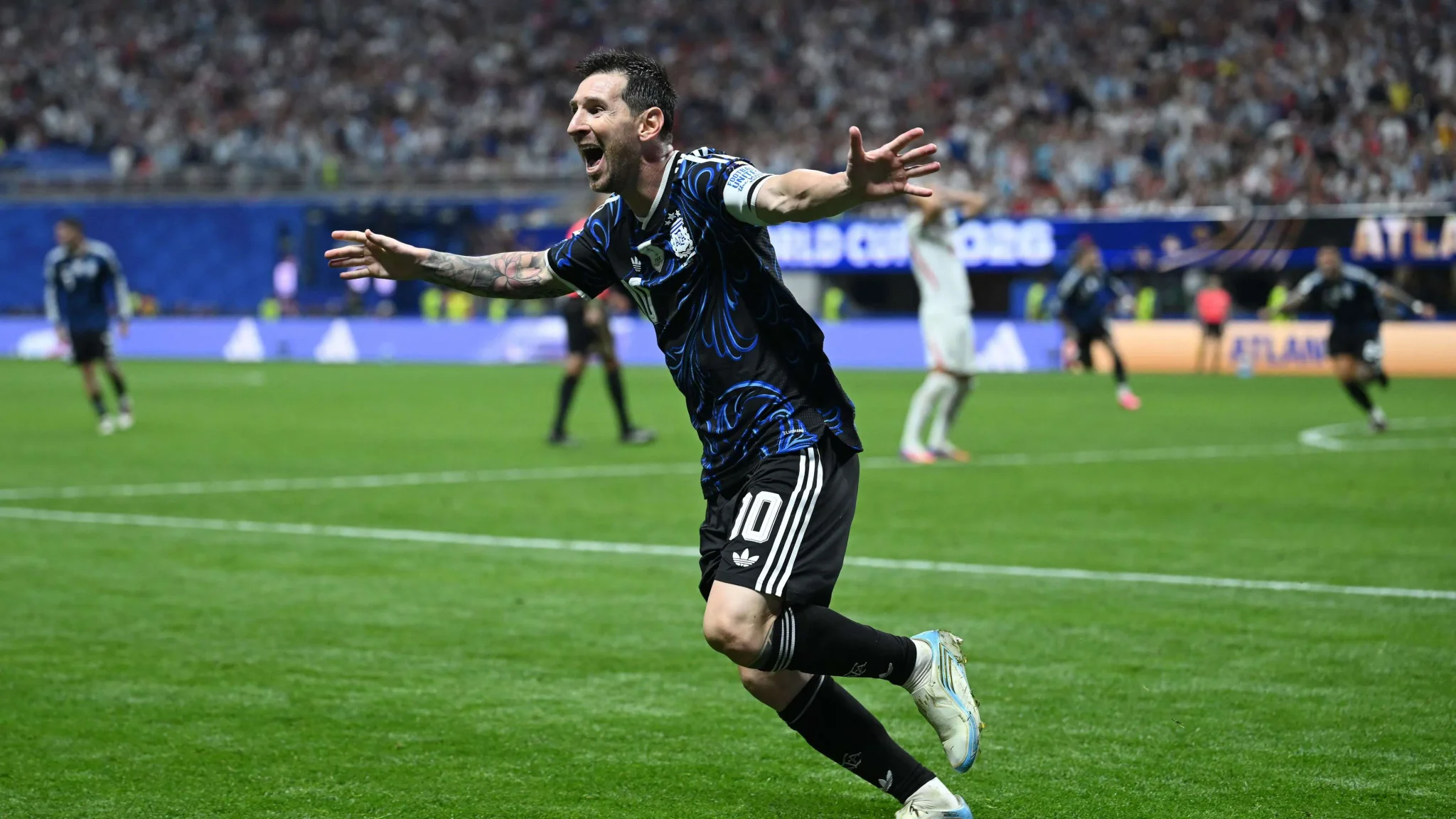 ليونيل ميسي يحتفل بحماس بعد تسجيل هدف في نهائي كأس العالم، ممثلاً الأرجنتين في مواجهة حاسمة ضد إسبانيا.