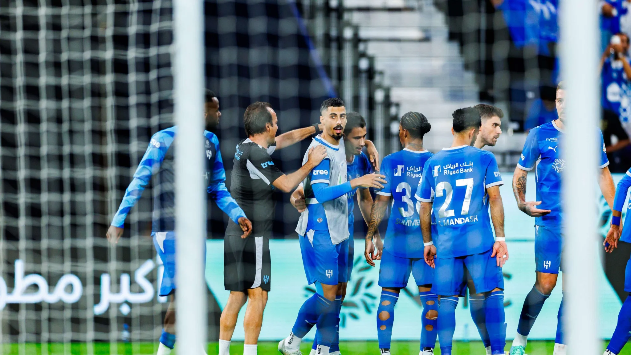 لاعبو الهلال يتبادلون التهاني بعد تسجيل هدف في مباراة دوري روشن السعودي ضد القادسية، مع التركيز على أجواء التوتر والتنافس على صدارة الدوري.