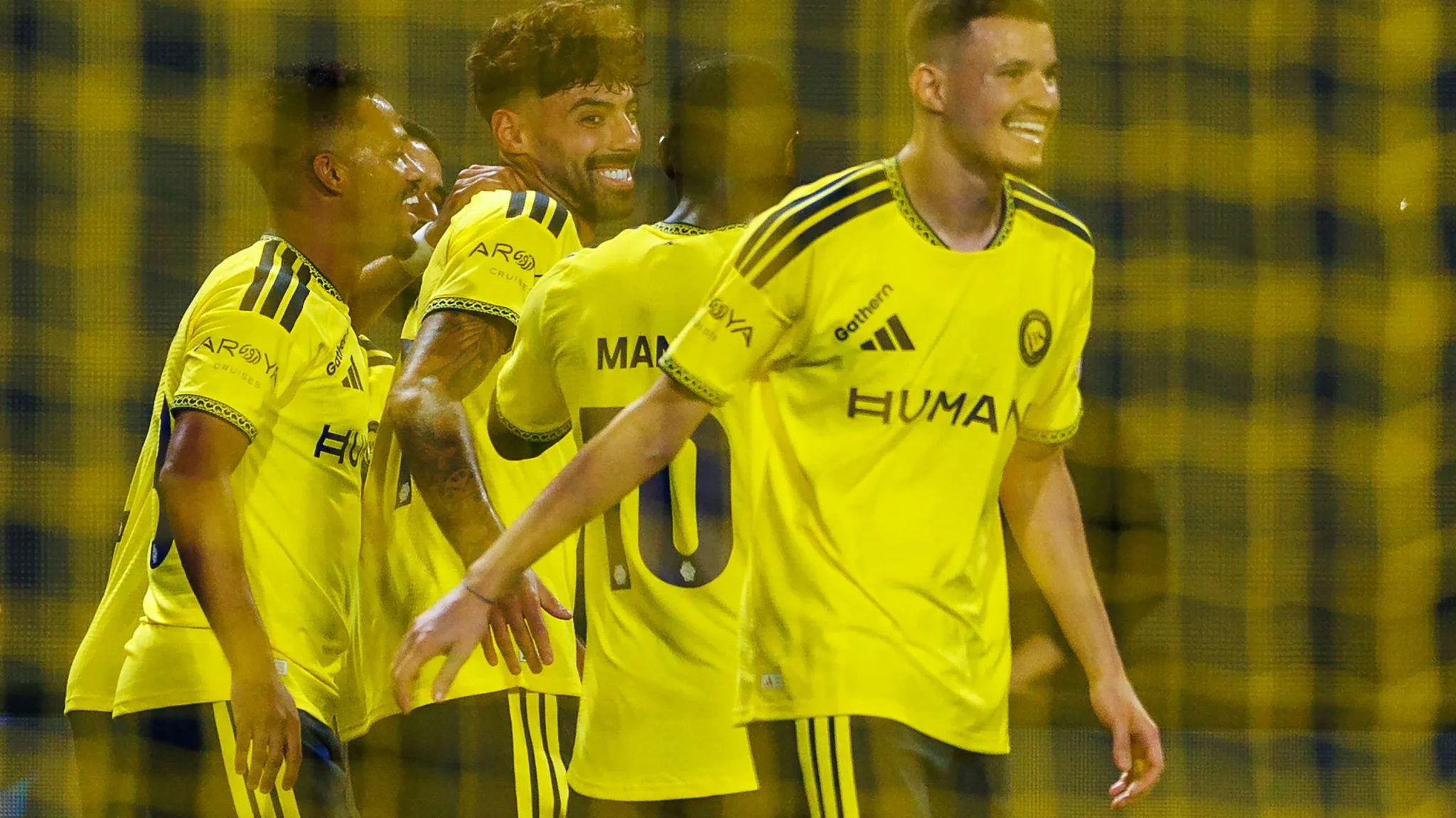 لاعبو النصر يحتفلون بهدف في مباراة دوري روشن للمحترفين، مع إظهار فرحة الانتصار في بداية الموسم الجديد تحت قيادة Postecoglou.